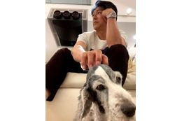 高橋克典、愛犬と朝ドラ『舞いあがれ!』を鑑賞!“お父ちゃん”として舞にエールも! 画像