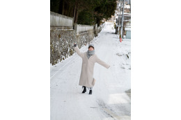 日向坂46・影山優佳、写真集から先行カット公開!雪景色の中で撮られた無邪気でキュートな1枚 画像