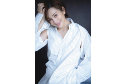 米倉涼子、5年ぶり表紙&巻頭グラビアで艶やかに! 画像