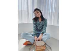 石川恋、レトロなフラワー柄&デニムの春コーデに「衝撃的可愛さ」の声! 画像
