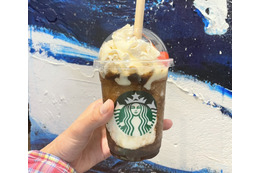 【実食】スタバの新作は、なんとコーラ味!「スターバックス コーラ フラペチーノ」を実食 画像