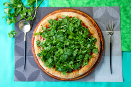 ピザハット、パクチー山盛りピザ「パクチーすぎて草」を期間限定新発売 画像