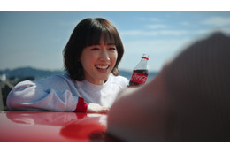 綾瀬はるか出演、コカ・コーラ新TVCM本日オンエア「どっちの美味しさが好き?」 画像
