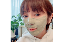 「今年はスキンケアがんばる!」渡辺満里奈、フェイスパック中の写真に反響 画像