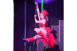 須田亜香里、ゴージャス&セクシーなポールダンス衣装姿を披露! 画像