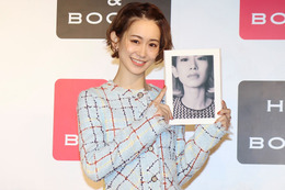愛希れいか、“こだわり”のカレンダー発売「普段は着ないピタッとしたお衣装も…」 画像