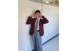 石川恋、ポニテ×制服姿でキュートにWピース！「めっちゃ似合ってる」「愛らしい」の声 画像