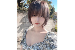 美容系YouTuber・こばしり、デコルテ美しい夏服ショット公開 画像