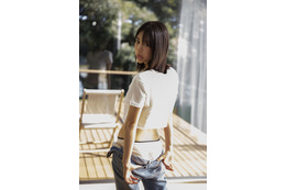 森川葵、“最初で最後の写真集”!いたずらっぽくデニムをずらし…… 画像