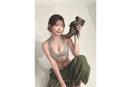 雪平莉左、ブランドコラボでTシャツ発売!セクシーグラビアがプリント! 画像
