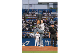 工藤綾乃「200点です!」……始球式でノーバン投球成功し大喜び! 画像