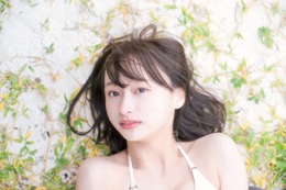 日向坂46・影山優佳、砂浜で抜群の透明感！写真集ポストカード 画像