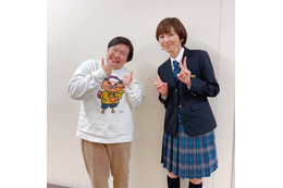 渡辺満里奈、52歳ブレザー制服姿を披露!Wピースで可愛さMAX 画像