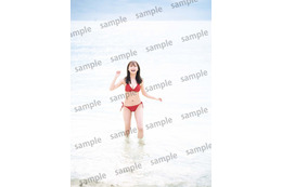 日向坂46・影山優佳、写真集封入特典カードに真っ赤な水着カット 画像