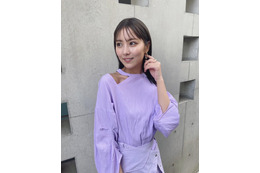 石川恋、“紫ワンピ×白ハイヒール”コーデのオフショに「とてもお似合い」「めちゃくちゃ可愛い」の声 画像