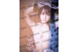 日向坂46・影山優佳、ヌーディーカラーのランジェリーカットが公開に!写真集封入特典ポストカード 画像