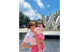 菊地亜美、シンガポール旅行を報告!家族でおそろいコーデに 画像