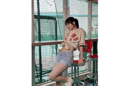 黒嵜菜々子、バッティングセンターでビキニに!豪快フルスイングでハプニング 画像