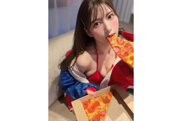 雪平莉左、袋とじグラビアオフショット公開!赤ビキニでセクシーに肌見せ 画像