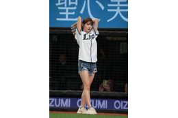 雪平莉左、ショーパンデニムで美脚始球式! 画像
