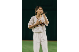足立佳奈、読売ジャイアンツのイベントで圧巻の歌声を披露! 画像