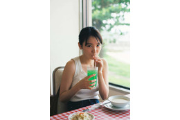 飯豊まりえ、デビュー15周年記念写真集!企画立案からすべて本人プロデュース 画像