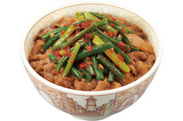 すき家、夏の人気商品「ニンニクの芽牛丼」再び!ニンニクたっぷり旨辛だれとシャキシャキ食感がたまらない 画像