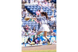 NHK『ワースポ×MLB』キャスター・菊池柚花、NPB始球式にミニスカで初登板「ワンバン…次はズバッと！」 画像