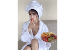 鈴木ふみ奈、白バスローブ姿で赤いイチゴにキス!谷間もチラリ 画像
