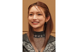後藤真希、ガウンから谷間ちらり!撮影現場からインスタライブ 画像
