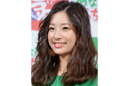 足立梨花、海でズブ濡れカット!スカート持ち上げ美脚あらわ 画像