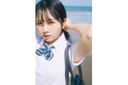 日向坂46・上村ひなの、大人な表情の制服カット公開!ファン「神ひなの」 画像