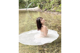 鈴木ふみ奈、ホワイトドレスで水面に“花咲かす”オフショに「海月姫」「水の妖精だ」 画像