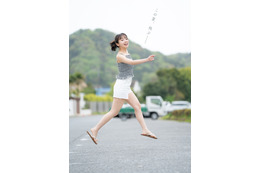日向坂46・齊藤京子、グラビア雑誌創刊号で「この夏、飛ぶ――」 画像