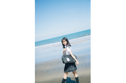 日向坂46・上村ひなの、ソロ写真集の裏表紙4種が公開!ピュアな制服姿や笑顔ショットなど 画像