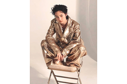 のん、ショートヘア大変身!?ド派手衣装でクールな撮影オフショに「異次元のイケメン」 画像