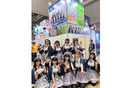 「純情のアフィリア」がコミケブースに登場!ファンと2ショットチェキ 画像