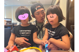 ノンスタイル・石田明、6歳誕生日迎えた双子姉妹を抱きかかえ