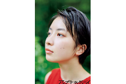 注目の新人女優・藤﨑ゆみあ、グラビアで魅せる神秘的な横顔&等身大の笑顔 画像