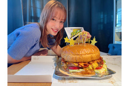 神部美咲、どでかハンバーガーで29歳誕生日お祝い 画像