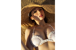 篠崎愛、特大A3カレンダー発売決定!テーマは“バラエティHコスプレ” 画像