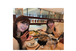 安めぐみ、山口もえと食事を楽しむ仲良しショット公開 画像