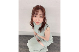 須田亜香里、体にぴったりのニットワンピで太ももチラリ! 画像