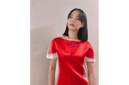 のん、あまちゃん10周年コンサート出演！赤いシルクサテンドレス姿でファン魅了 画像
