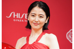 長澤まさみ、大胆ドレス姿で報道陣を魅了「肌が引き立つ赤が印象的」 画像