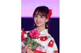 乃木坂46・佐藤楓、7度目のソログラビア!ドレスのまま水の中で 画像