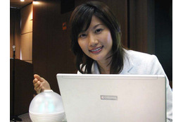 NTTコム、ミス日本の久米里沙さんが芳しい笑顔でアロマを実演 画像