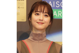 佐々木希、ラフなおうちスタイル公開！「スウェットも似合うのか」「普通ならヤボったくなるのに…」と好評 画像