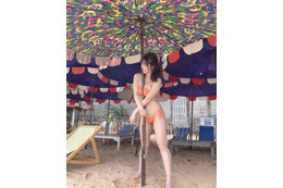 鈴木ふみ奈、美乳がビーチパラソルに！砂浜でのビキニ姿を投稿 画像