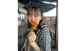 新澤菜央、お団子を持った彼女感満載ショット!「彼女とデートなうに使っていいよ」 画像